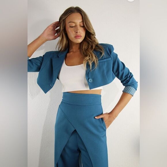 040. CROPPED POWER SHOULDER BLAZER - Picture 2 of 8